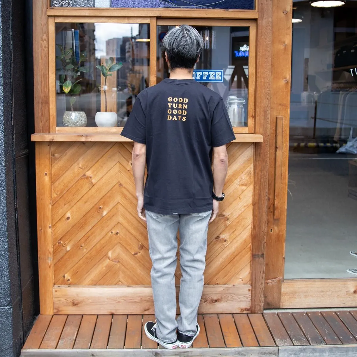 TURN ME ON "GOOD TURN GOOD DAYS TEE" 125-582